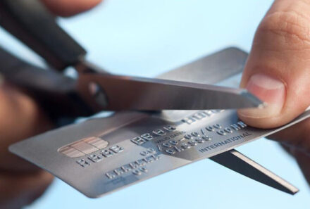 Как правильно избавиться от кредитной карты