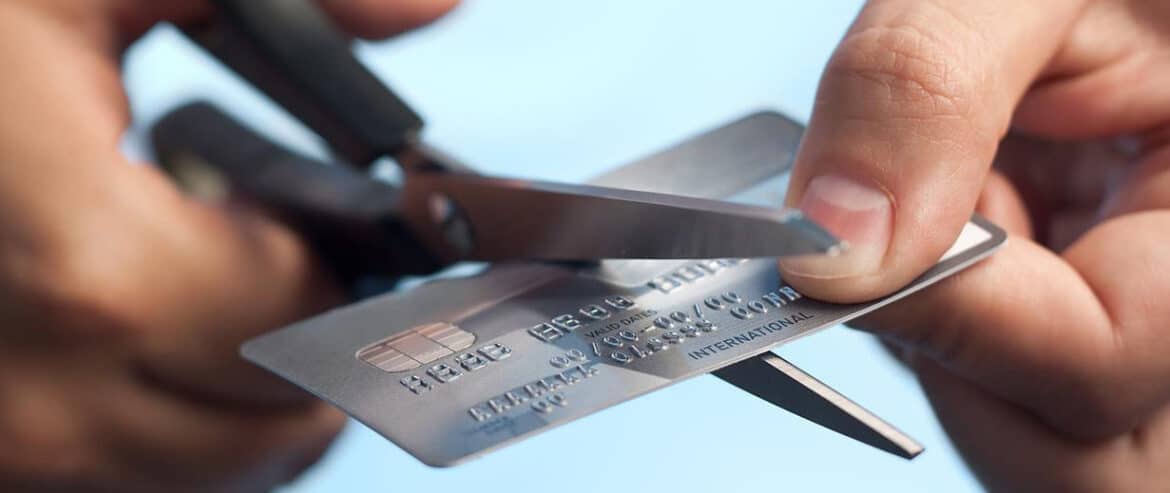 Как правильно избавиться от кредитной карты